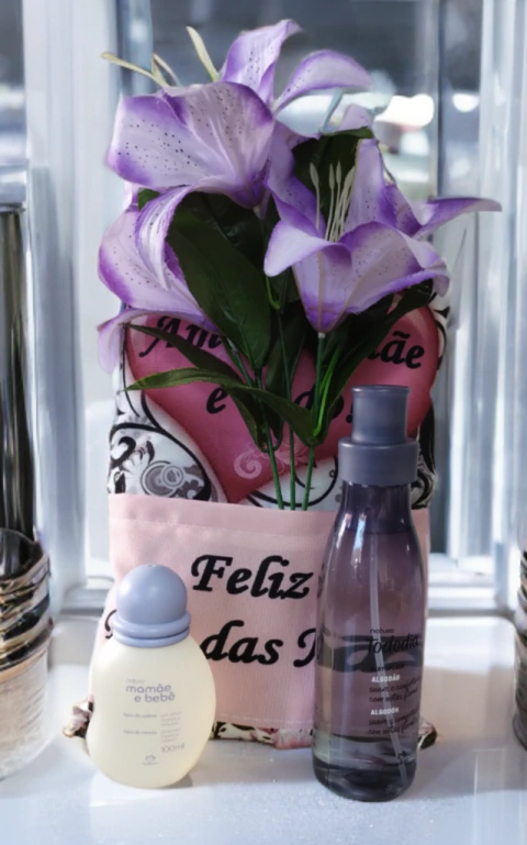 Kit Presente Dia das Mães Para Mamãe e Bebê - Colônia Natura Mamãe e Bebê + Body Splash de Algodão Natura Tododia + Almofada com Bolso + Buquê Lírios