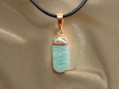 Colar com Banho Dourado e Pedra Amazonita Rolada - comprar online