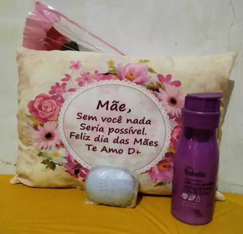Kit Presente Dia das Mães Almofada Travesseiro Personalizada Dia das Mães Flores com Mensagem + Rosa Vermelha + Hidratante Corporal Ameixa e Flor de Baunilha + Sabonete em Barra