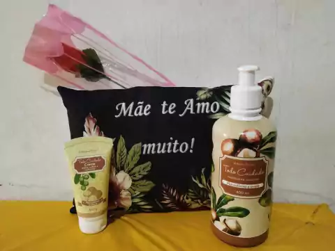 Kit Dia das Mães Almofada Travesseiro Personalizada Flores Douradas Dia das Mães: Mãe te amo muito! + Rosa Vermelha + Hidratante Corporal + Hidratante para as Mãos Macadâmia e Aveia