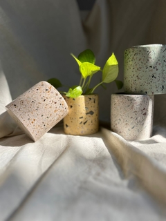 Maceta cilindro chica terrazo - tienda online