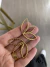 Brinco Flor Vazada 3 Pétalas - Use Fina Semijoia e Bijouterias