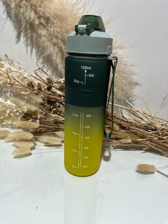 Botella motivacional de 1 litro en tonos verdes y amarillos, con marcaciones de capacidad y tapa gris.