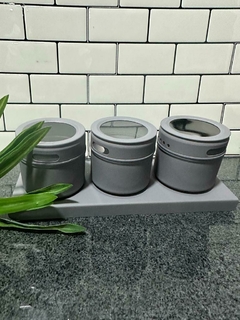 Especiero imán de 3 frascos grises sobre una base, ideal para organizar especias en la cocina.