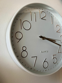 Reloj blanco y dore en internet