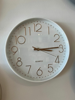 Reloj blanco y dore