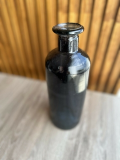 Botellón negro de vidrio con cuello ancho, ideal para decoración.