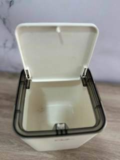 Cesto de mesada blanco con tapa touch para uso en baño minimalista o cocina. Resistente y elegante.