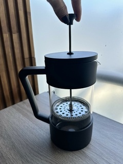 Cafetera Black de diseño moderno, con un mango ergonómico y un sistema de prensado visible en la parte superior.