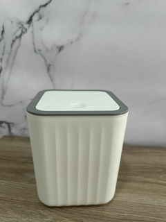 Cesto de mesada gris y blanco con tapa, ideal para el baño.