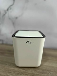 Cesto de mesada en blanco y negro con tapa, ideal para baños minimalistas o cocinas.