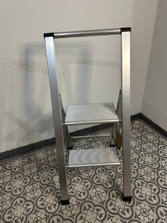 Escalera de aluminio de 2 peldaños