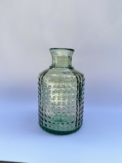Botellón chico de vidrio reciclado verde con textura de puntos en relieve, estilo egipcio