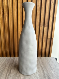 Florero Verona de diseño elegante y moderno, color gris, con una textura suave y forma estilizada.