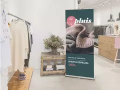 Los Roll-Up son muy ideales por su fácil y rápido manejo, simplemente debes extenderlo en el lugar que lo quieras y tendrás un banner anunciando lo que quieras de forma rápida y fácil, su estructura de aluminio lo hace liviano y fácil de transportar 