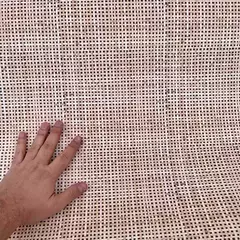Vinilo de ratan mimbre con una mano apoyada sobre él, ideal para decoración de muebles.
