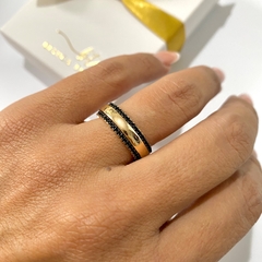 ANEL CRAVEJADO COM ZIRCONIAS NEGRAS BANHADO A OURO 18K