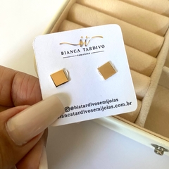 Brinco Quadrado Chapadinho Banhado a Ouro 18k na internet
