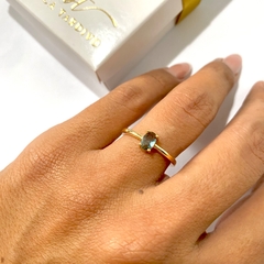 ANEL SOLITARIO COM PEDRA AZUL BANHADO A OURO 18K