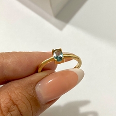 ANEL SOLITARIO COM PEDRA AZUL BANHADO A OURO 18K - comprar online