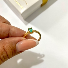 ANEL SOLITARIO COM PEDRA VERDE BANHADO A OURO 18K - comprar online