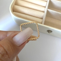 Anel Quadrado Torcido Banhado a Ouro 18k na internet