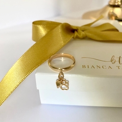 ANEL COM PINGENTE DE PATINHA E CORAÇÃO BANHADO A OURO 18K - comprar online