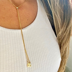 Colar Gravatinha com mini medalha e Zircônias Banhado a Ouro 18k