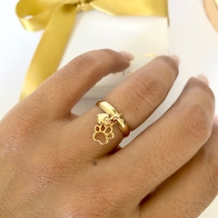 ANEL COM PINGENTE DE PATINHA E CORAÇÃO BANHADO A OURO 18K