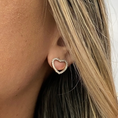 Brinco Coração Vazado de Zircônias Banhado a Ouro (g) - comprar online