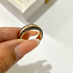 ANEL CRAVEJADO COM ZIRCONIAS NEGRAS BANHADO A OURO 18K - comprar online
