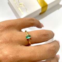 ANEL SOLITARIO COM PEDRA VERDE BANHADO A OURO 18K