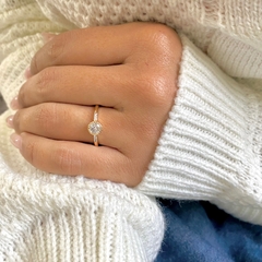 ANEL REDONDO CRAVEJADO COM ZIRCONIAS BANHADO A OURO 18K na internet