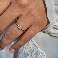 ANEL REDONDO CRAVEJADO COM ZIRCONIAS BANHADO A OURO 18K
