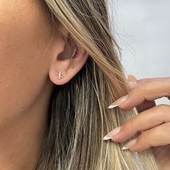Brinco X com Zircônias Banhado a Ouro 18k