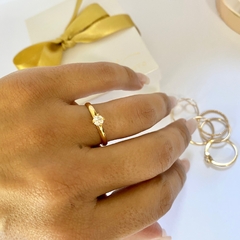 ANEL REDONDO CRAVEJADO COM ZIRCONIAS BANHADO A OURO 18K - comprar online