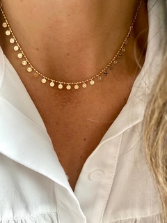 Choker com mini Medalhas Frisada Banhado a Ouro 18k na internet