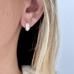 Argola Texturizada com Ródio Branco Banhado a Ouro 18k na internet