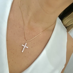 COLAR RABO DE RATO COM PINGENTE DE CRUZ CRAVEJADO COM ZIRCONIAS BANHADO A OURO 18K