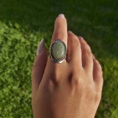 Anillo óvalo con cuarzo verde