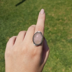 Anillo óvalo con cuarzo rosa