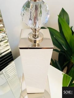 LAMPARA FRIDA CUERO BLANCO Y CRISTAL - comprar online