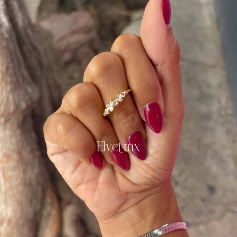 Anilo con cristales blancos