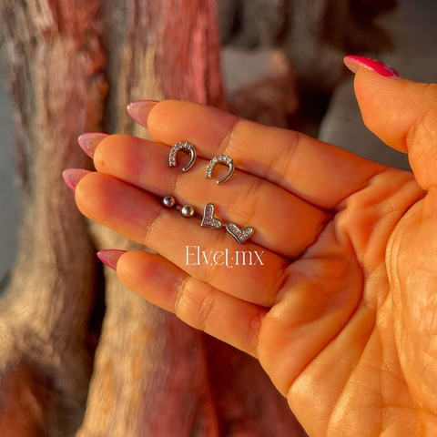 Aretes acero quirurgico con diseño de Herradura con media zirconia