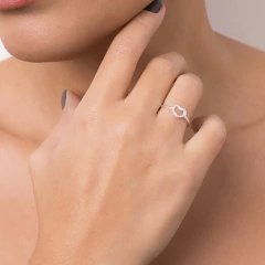 Anel Skinny Com Coracao Cravejado Por 18 Zirconias De 1,00 Mm. na internet