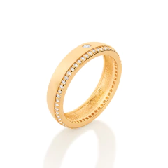 Alianca Cravejada Por 48 Zirconias De 1,0 Mm E 1 Zirconia De 2,0 Mm Ao Centro. (A Quantidade De Zirconias Podem Variar D - Joias Rommanel | Carla Damasceno Joias