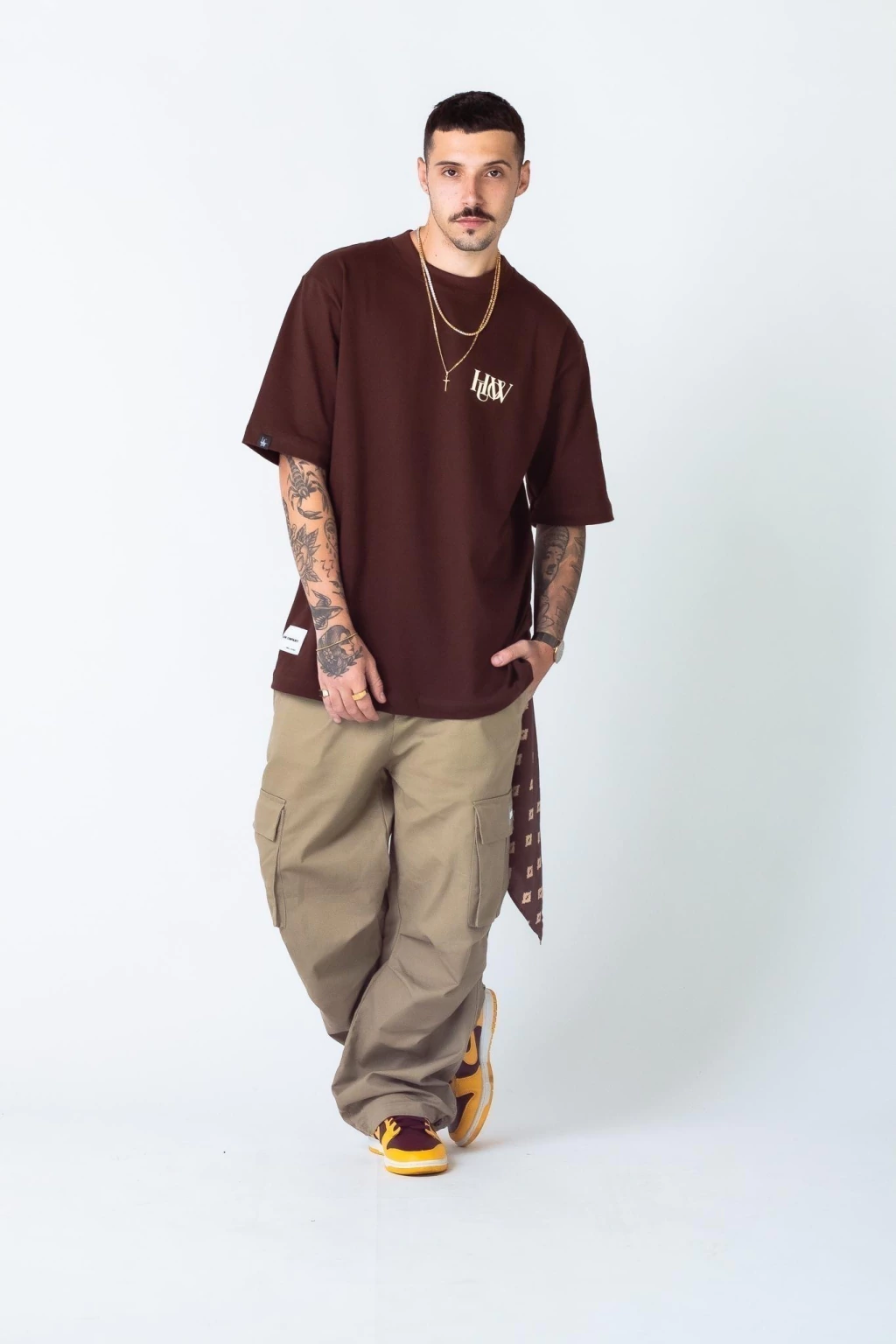Camiseta oversized malhão estampada marrom