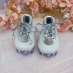 Sapatinho para boneca - Patins para boneca na cor branco com detalhes prata - boneca de pano. - comprar online