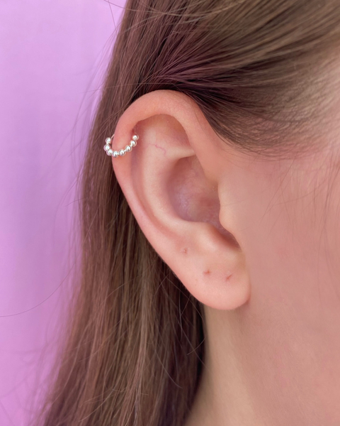Piercing bolinhas hélix