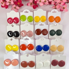 Kit 12 pares de brincos botão resina 2cm sortidos - comprar online
